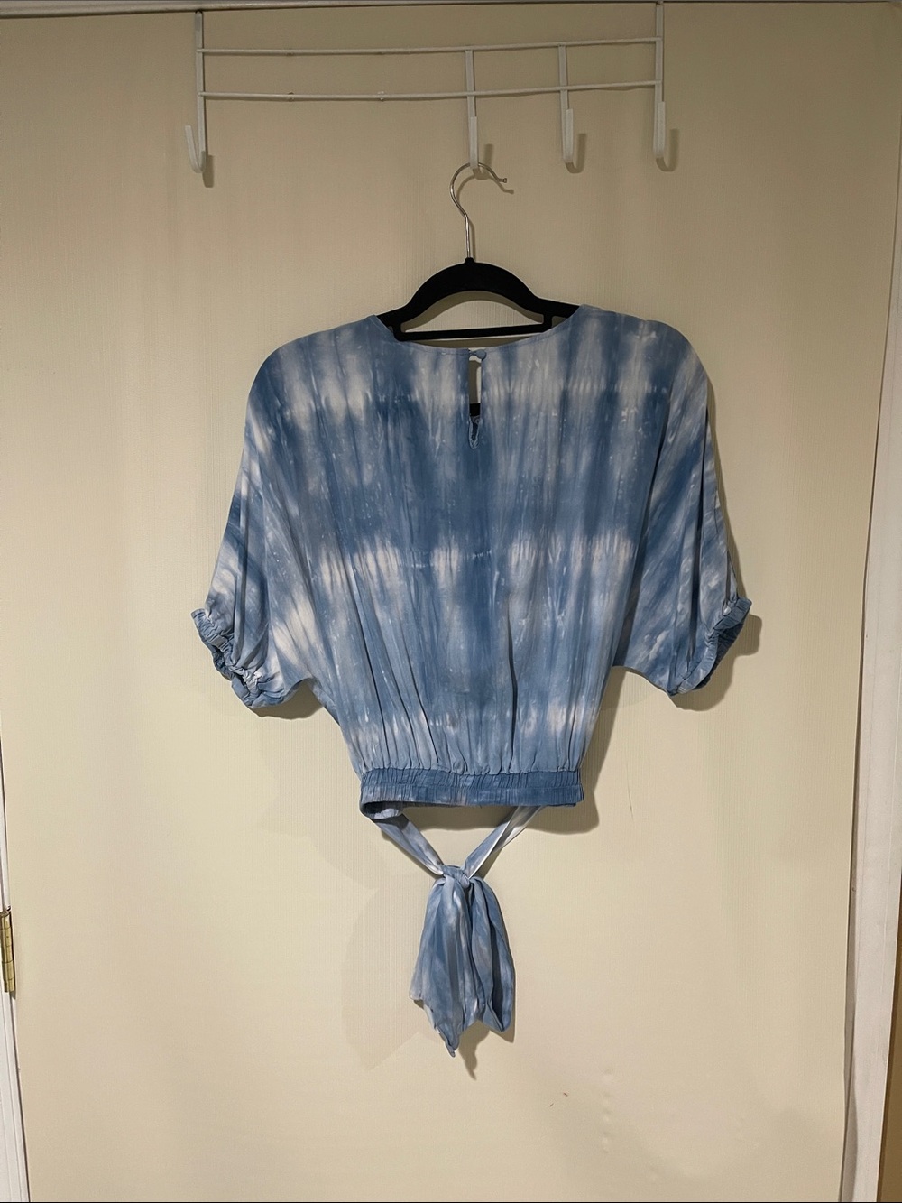 Moon River Light Blue Tie-Dye Tie-Front Crop Top Size Medium like new Condition - Picture 9 of 9